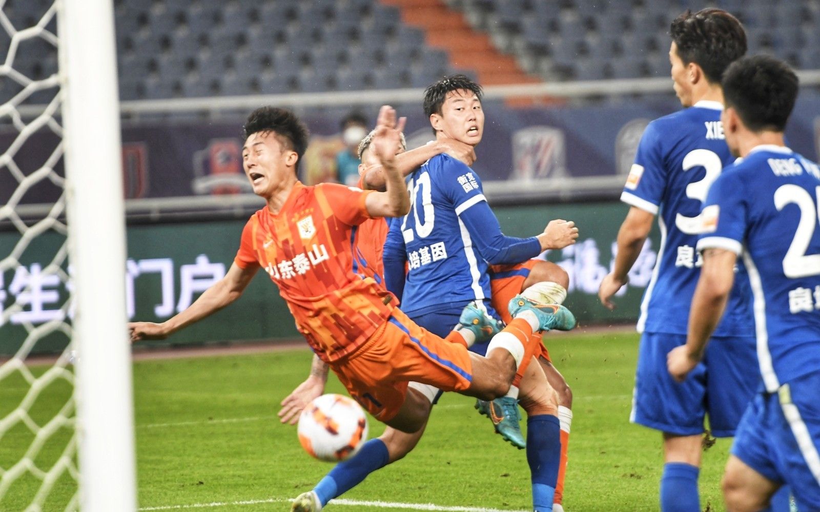 挑衅中国！日本球星三笘薰手持日本二战战犯照片，网友：封杀他