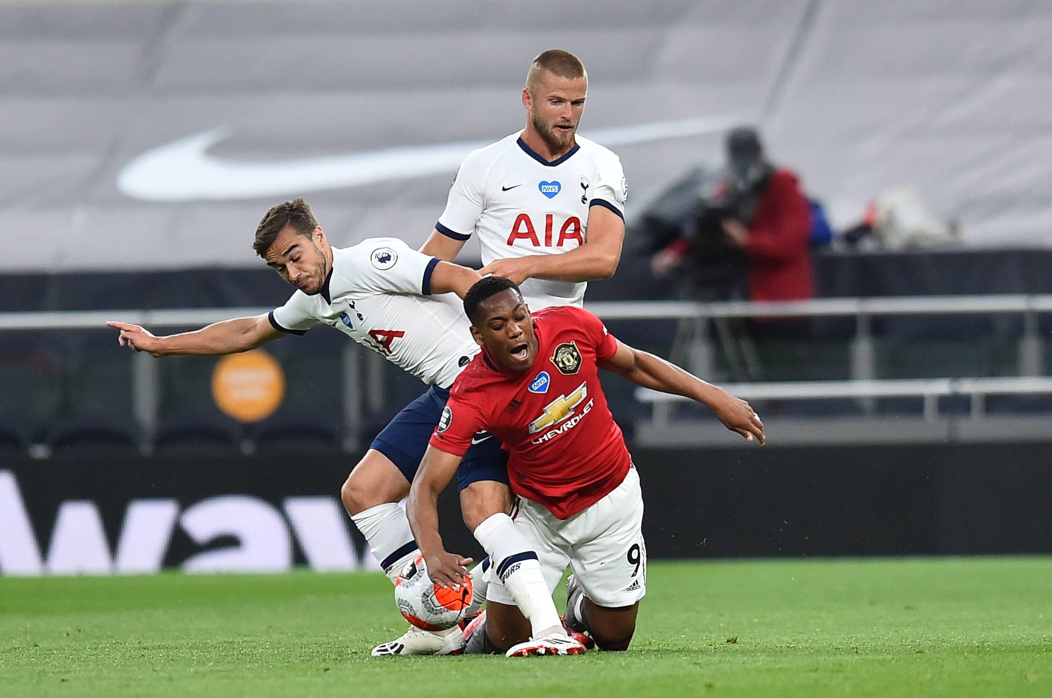 绿帽哥：利物浦高层与斯洛特今日开会，萨拉赫无缘下周欧冠名单（绿帽哥称：利物浦高层今与斯洛特会谈，萨拉赫不进下周欧冠大名单）