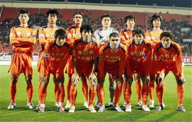 身边人都在享受美食美酒，英格兰职业球员如何过圣诞节？（他人尽享美食美酒，英格兰职业球员的圣诞如何度过？）