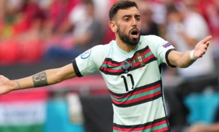 AC米兰在意大利杯负于拉齐奥，终结13场不败，放弃杯赛以专注意甲，凸显战略调整。（AC米兰意杯不敌拉齐奥，13场不败告终，弃杯专攻意甲显战略转向）