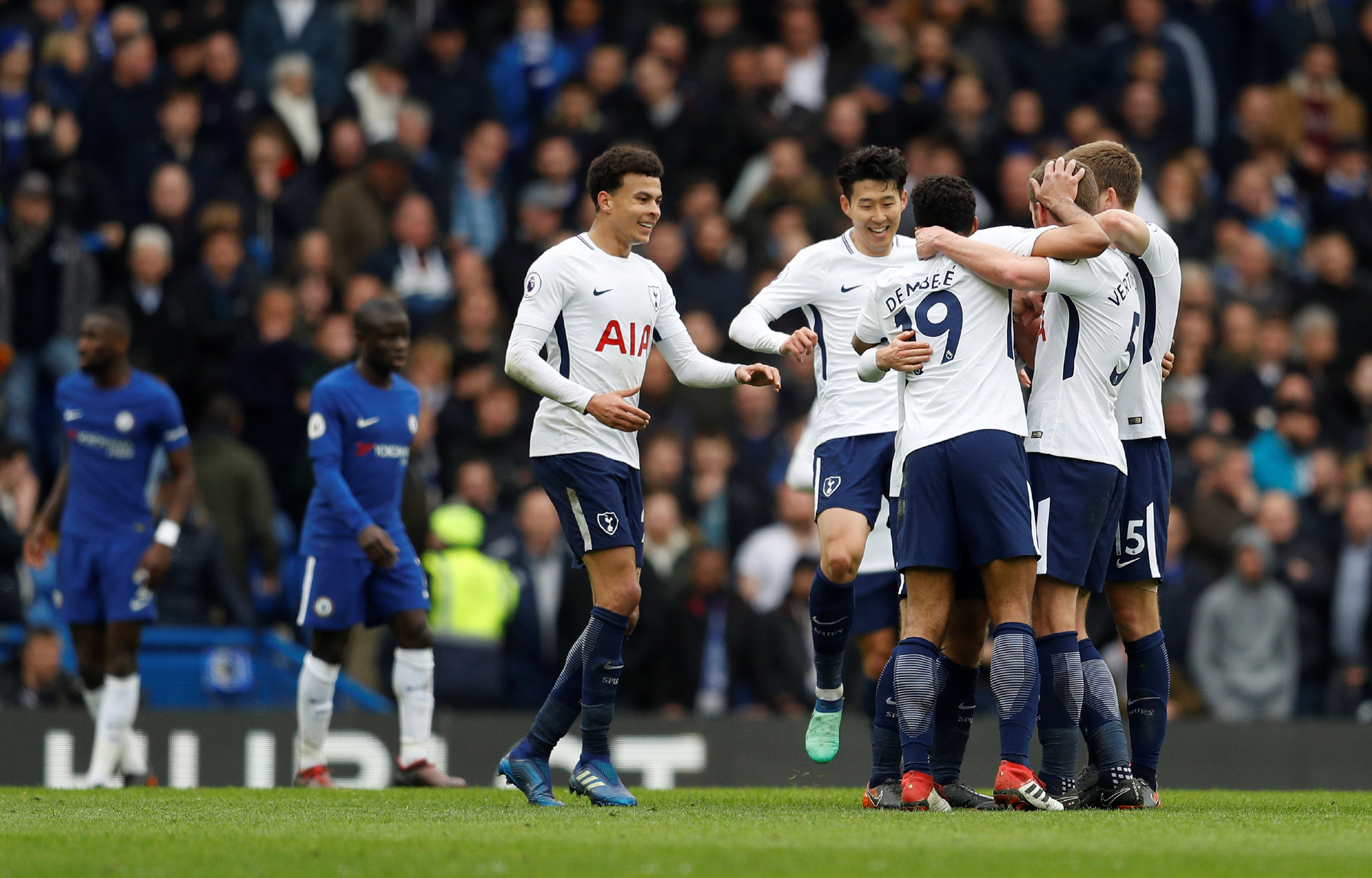 球员任意球助攻被评为赛季最佳配合