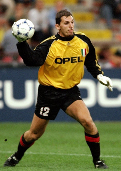 意甲媒体透露：米兰跟迈尼昂续约已达成口头协议，续约2年加一年选择权（意媒：AC米兰与迈尼昂口头敲定续约，合同2年并附带1年选项）