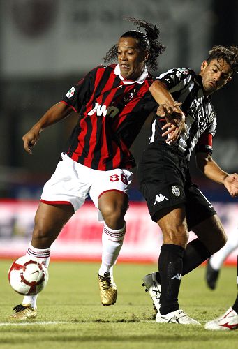 CBA历史首队！同曦新赛季未开始换帅 洋帅贝帅下课王世龙接任（CBA首例！同曦新季未开先换帅：贝帅下课，王世龙接任）