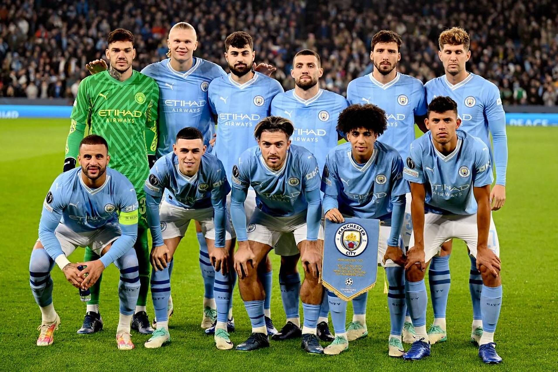 俄极限运动员挑战在1800米高空踢球，进球后做出C罗庆祝动作