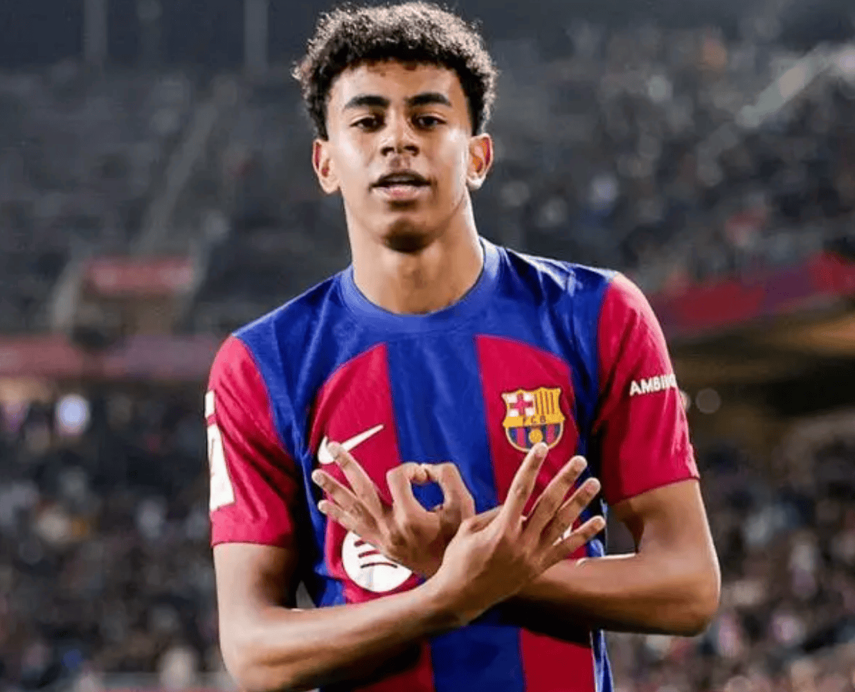 王楚钦避免0-3完败！樊振东队长也学会抓他漏洞，球迷炮轰教练组（王楚钦惊险躲过0-3惨败！队长樊振东抓准其短板，球迷怒斥教练组）