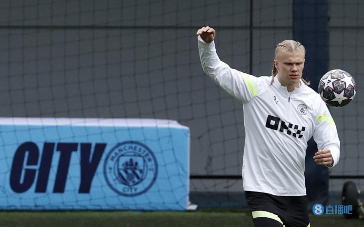 利物浦官网仅放萨拉赫抢圈训练图，未展示其与队友拥抱镜头