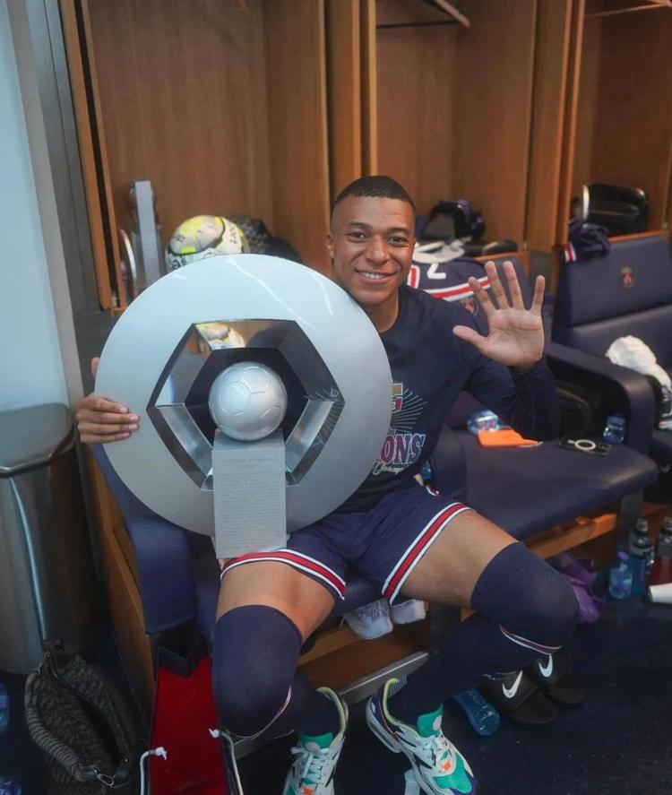 表现出色，托纳利当选欧冠纽卡vs毕尔巴鄂全场最佳球员（托纳利闪耀欧冠纽卡战毕尔巴鄂，荣膺全场最佳）