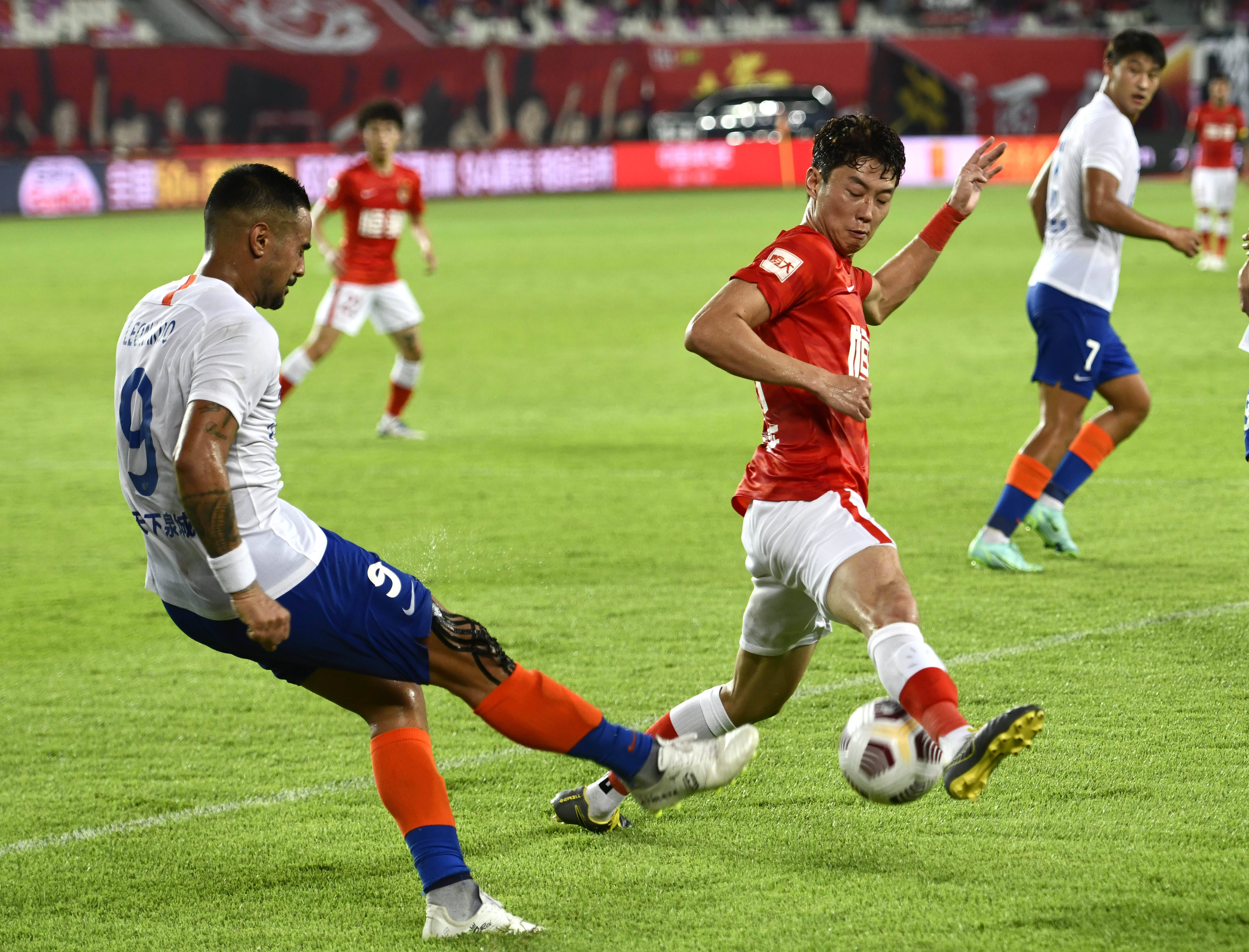 如何看待诺伊尔的失误？孔帕尼：我第一次听到这个说法（诺伊尔被指失误？孔帕尼：头一次听说这种说法）